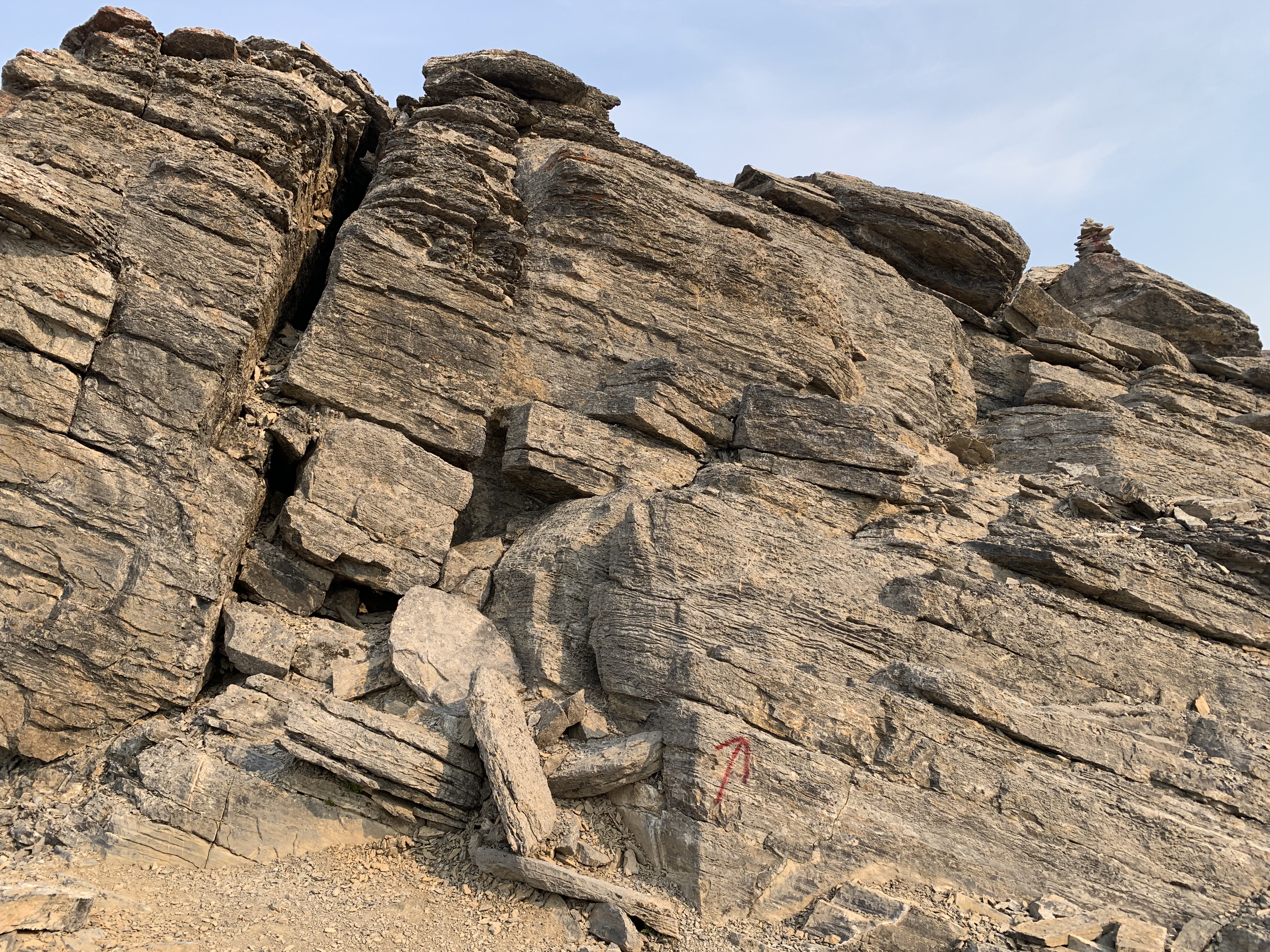 An arrow point up a step on Cirque Peak